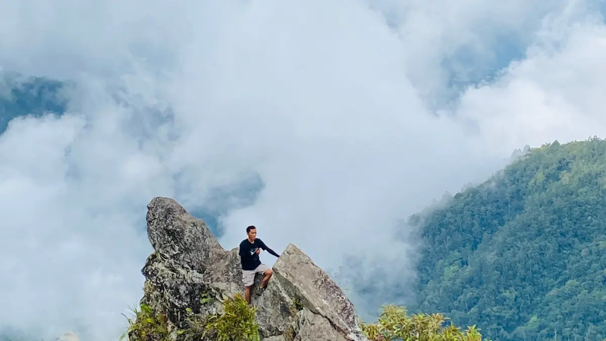 Pendaki menikmati keindahan jalur Gunung Gawalise di kawasan Batu Gantung, Palu, sambil beristirahat di sela perjalanan.
