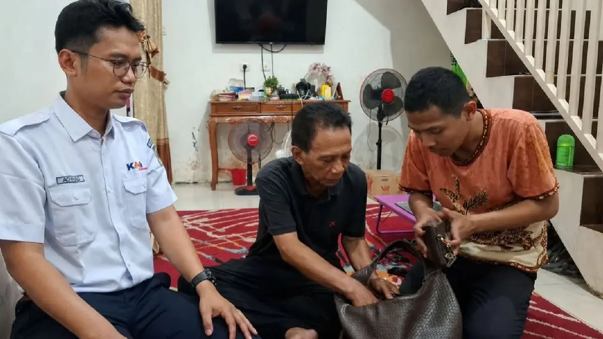 Pengembalian barang milik penumpang kepada keluarga.