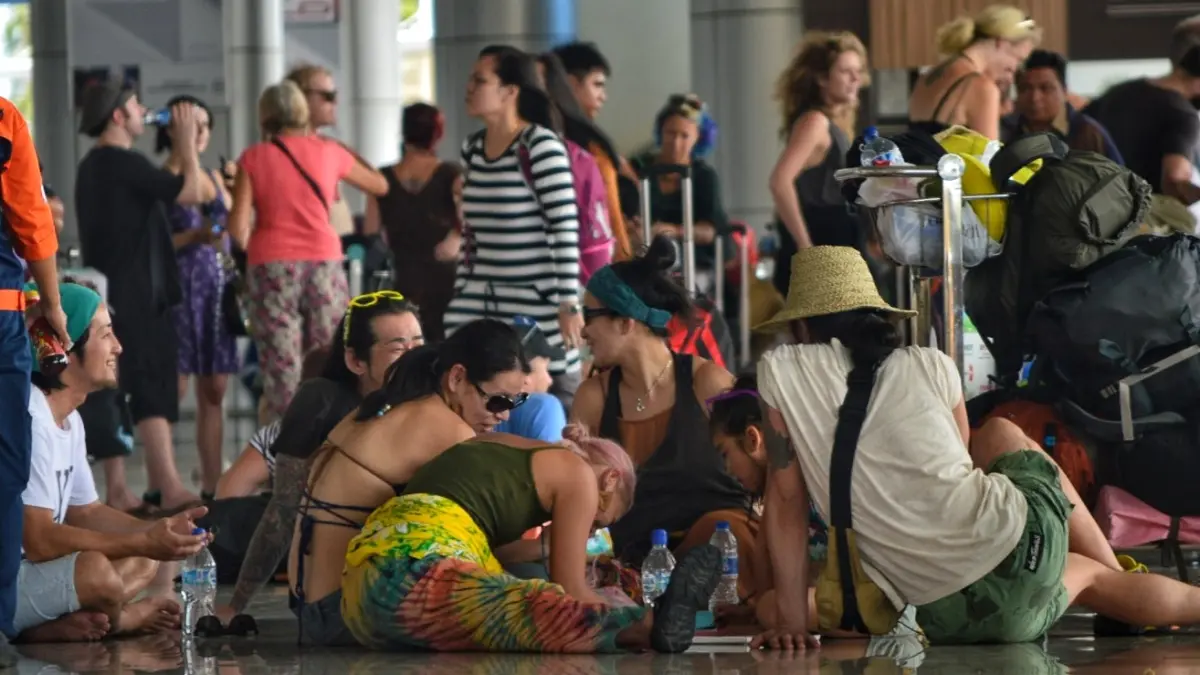 Untuk menghadapi wisatawan dan pelaku bisnis mancanegara, Bandara Internasional Mutiara SIS Al-Jufri Palu mulai menginisiasi program penguasaan bahasa Mandarin bagi personel bandara.(Mugni Supardi)