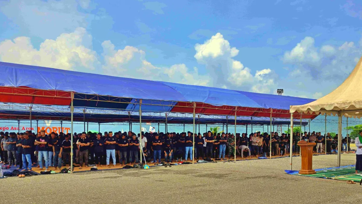 Aksi Mayday di Kabupaten Morowali Utara disela dengan shalat Jumat di di pelataran Kantor Bupati, Kolonodale, Jumat (1/5/2026). (FOTO: ILHAM NUSI/RADAR PALU)
