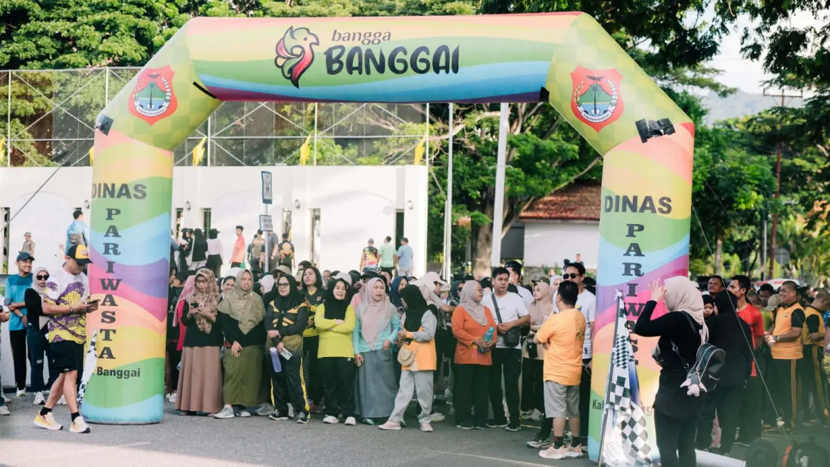 BEROLAHRAGA: Peringati hari buruh di Banggai, gelar olahraga bersama.(FOTO: NENDRA PRASETYA/RADAR PALU)
