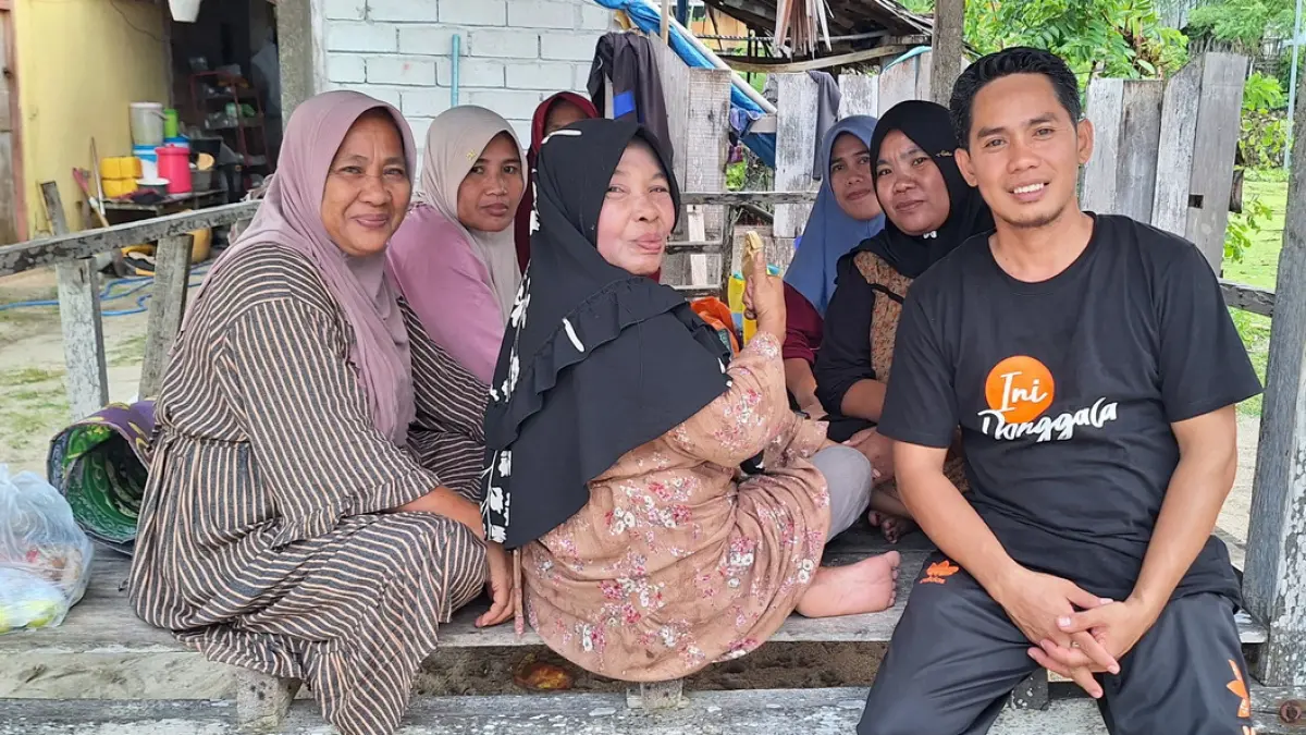 DEKAT DENGAN BURUH: Ketua Bidang Tenaga kerja, Tani dan Nelayan DPW PKS Sulteng, Takwin (kanan), begitu dengan buruh.(FORO: HUMAS DPW PKS SULTENG/RADAR PALU).&nbsp;