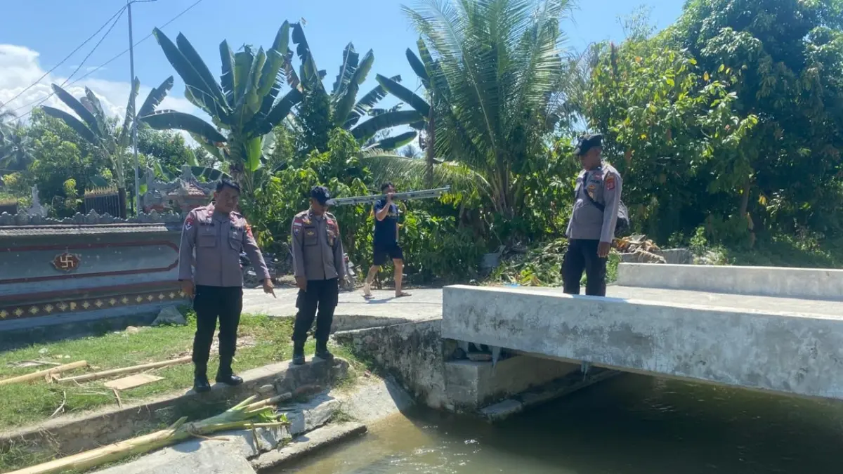 EVAKUASI KORBAN: Warga bersama aparat setempat mengevakuasi korban lansia yang ditemukan hanyut di saluran irigasi Desa Lebagu, Kecamatan Balinggi, Rabu (29/4/2026).(FOTO: ISTIMEWA/RADAR PALU).