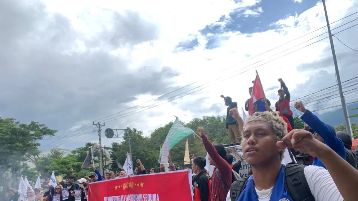 HARI BURUH : Massa yang tergabung dalam Aliansi Buruh dan Rakyat Brsuara (Burasa) unjuk rasa  di depan Kantor Gubernur Sulawesi Tengah, Jumat (1/5/2026). FOTO: ANDIKA NUR HIKMAH
