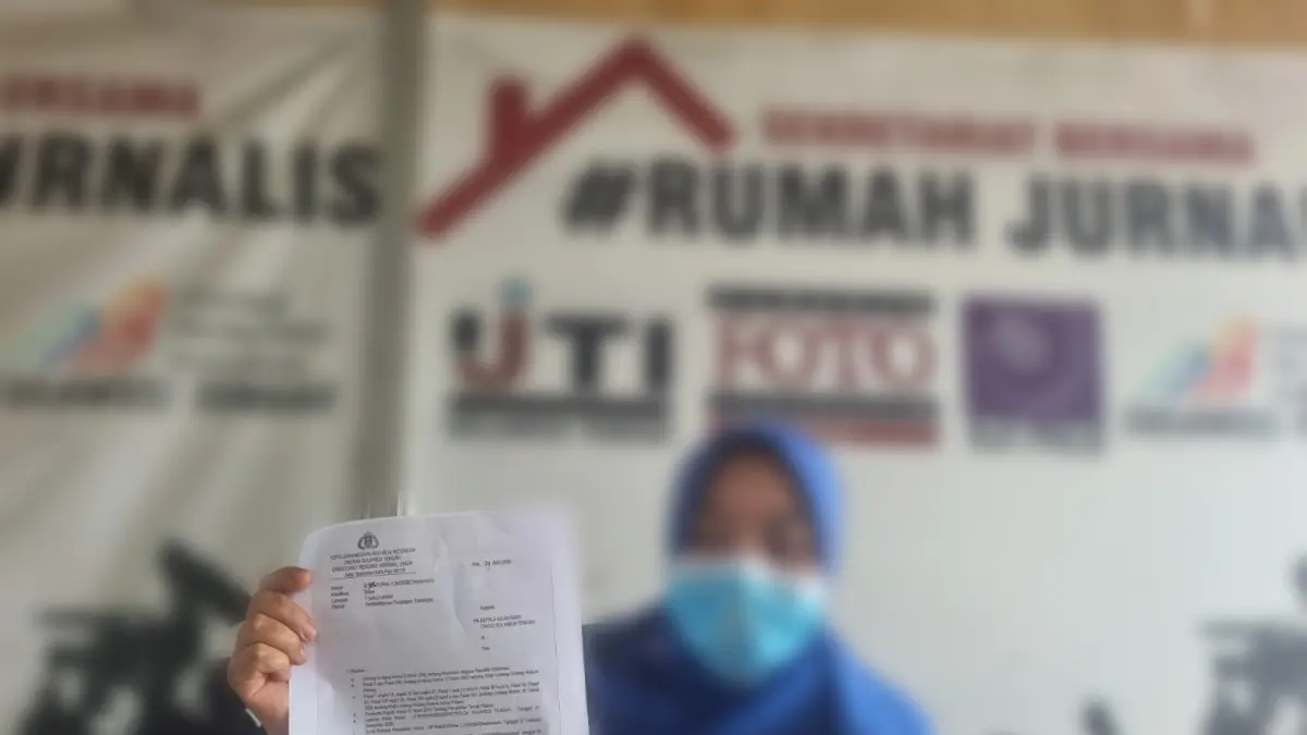 Ibu dari korban, H Saat menjelaskan kejadian yang dialami anaknya di Sekretariat Bersama Rumah Jurnalis, Jalan Ahmad Yani. FOTO: MOH FATHAHILA