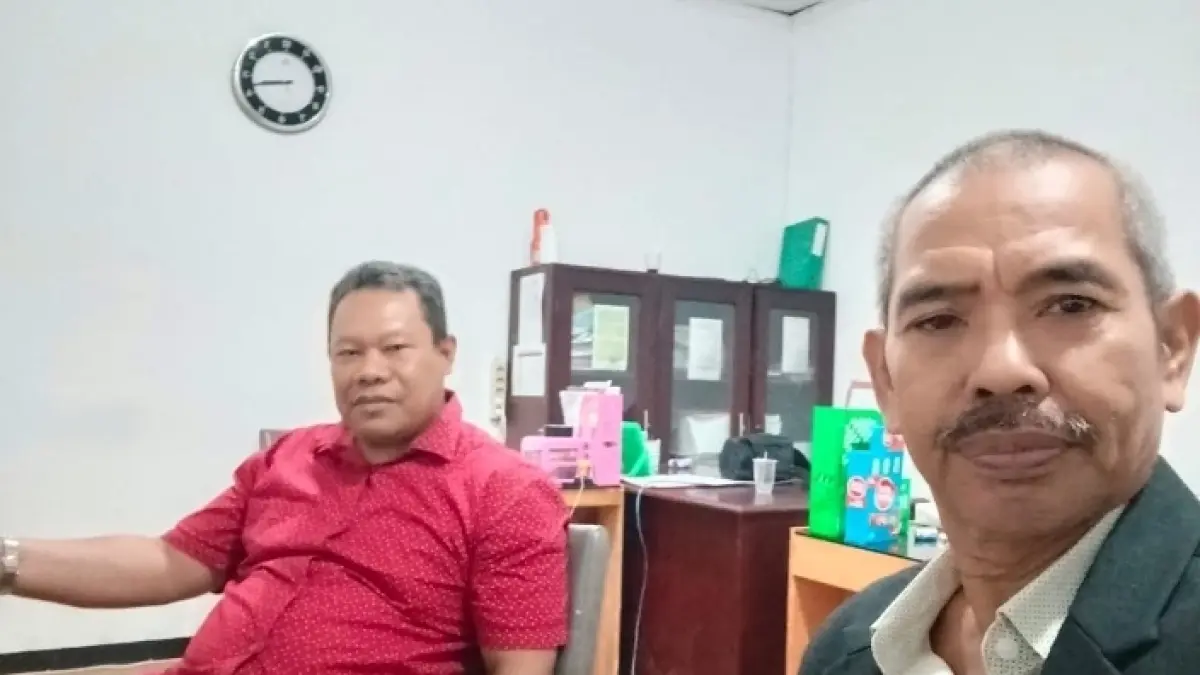 MELAPOR: Mantan Bupati Morut, Moh. Asrar Abdul Samad (kiri), didampingi PH advokat Jamrin Zainas, saat melapor di Ditressiber Polda Sulteng, beberapa waktu yang lalu.(FOTO: ISTIMEWA/RADAR PALU).