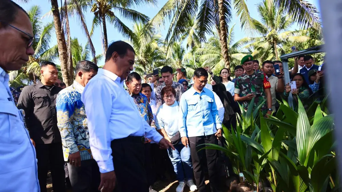 Mentan Andi Amran Sulaiman menunjukkan kondisi bibit kelapa saat sidak di Manado, Jumat (1/5), dan menemukan ketidaksesuaian kualitas serta data di lapangan.(Humas Kementan)