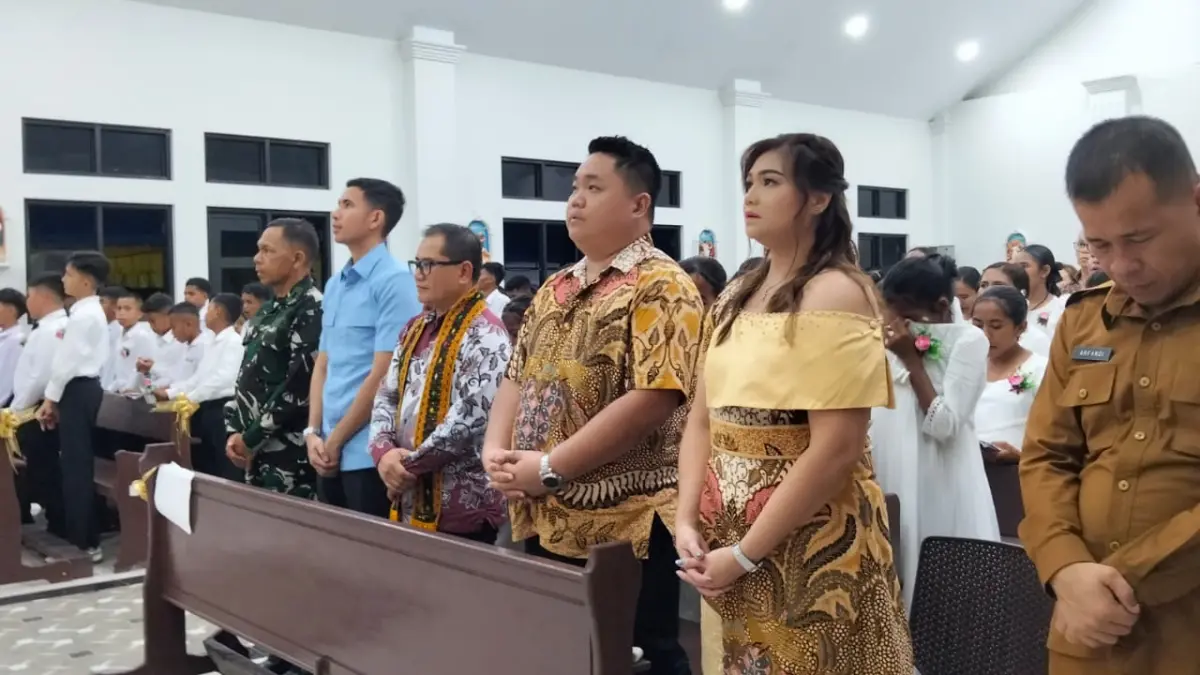 PERESMIAN: Tampak Bupati Buol Risharyudi Triwibowo (tengah), bersama Ketua DPRD Kabupaten Buol Ryan Nathaniel Kwendy, Kepala Dinas PMD Arfandi Wehantow hadir diperesmian gereja Katolik Santo Yohanes Buol.(FOTO: &nbsp;DINAS KOMINFO BUOL/RADAR PALU).


