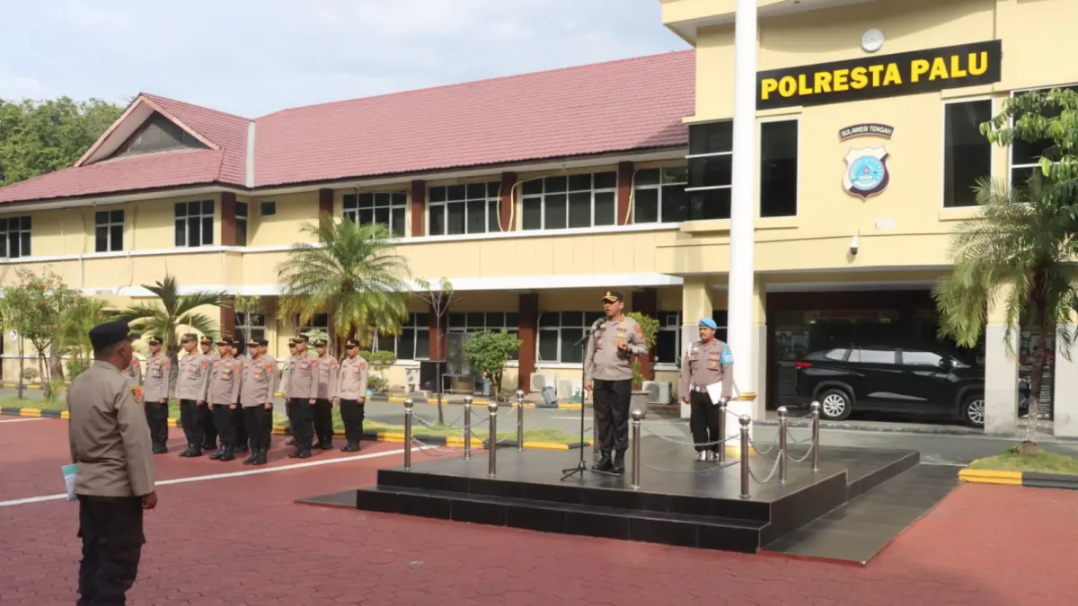 Personel gabungan bersiaga di sekitar Kantor DPRD Provinsi Sulawesi Tengah, Jalan Samratulangi, Palu, Jumat (1/5/2026)
