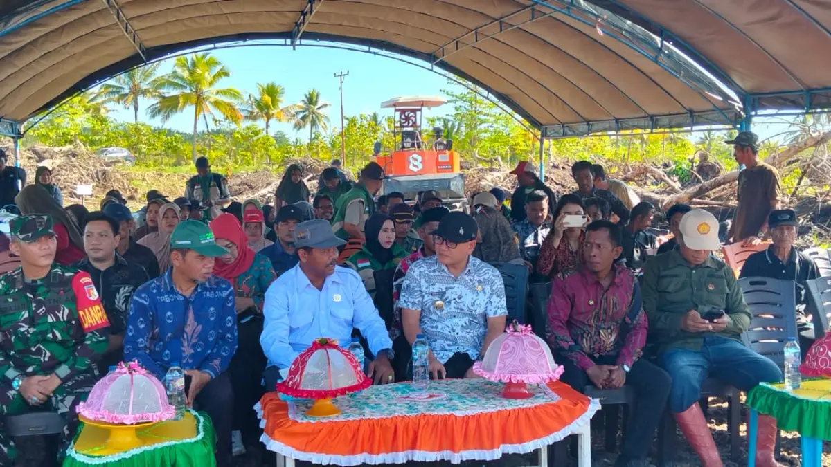 SERENTAK: Bupati Buol Risharyudi Triwibowo (tengah), saat hadir memimpin prosesi penanaman padi serentak dan cetak sawah baru di Kabupaten Buol.(FOTO: DINAS KOMINFO BUOL/RADAR PALU).