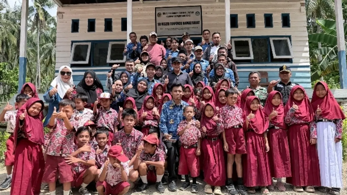 TINJAU LANGSUNG: Bupati Erwin Burase (tengah), meninjau kondisi ruang belajar di SD terpencil Bainaa Barat, Kecamatan Tinombo, Kamis (30/4/2026).(FOTO: ISTIMEWA/RADAR PALU)