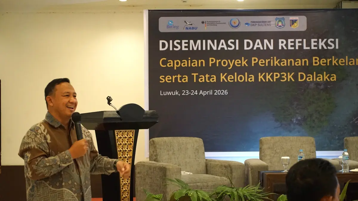 Wahyu Teguh Prawira, Marine-Fisheries Specialist Burung Indonesia, memaparkan capaian dan dampak program perikanan berkelanjutan di Banggai Kepulauan dalam lokakarya refleksi di Luwuk. FOTO: IST.