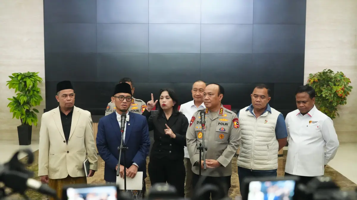 Wamenhaj Dahnil Anzar Simanjuntak bersama Wakapolri Dedi Prasetyo memberikan keterangan pers terkait penanganan haji ilegal, di tengah meningkatnya kasus penipuan dan penangkapan 3 WNI di Arab Saudi.
