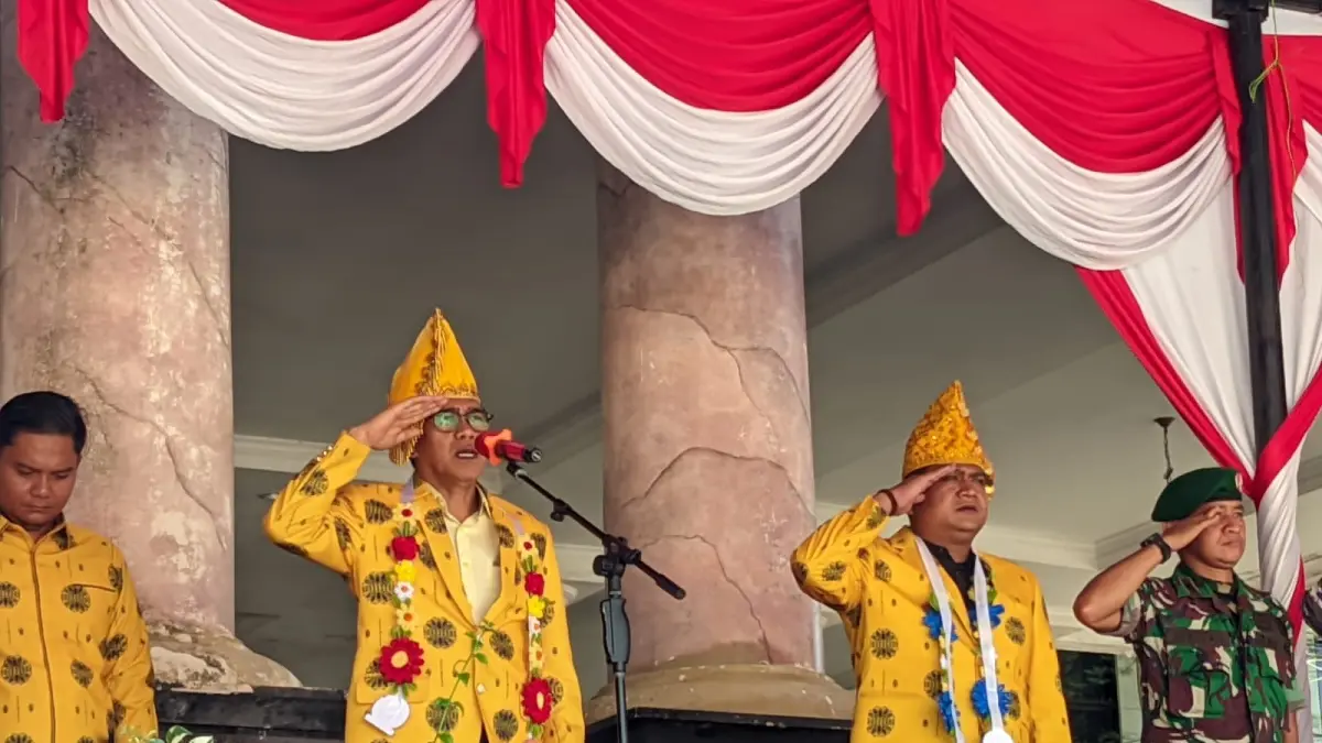 HARDIKNAS: Bupati Parimo, H. Erwin Burase, memimpin upacara peringatan Hari Pendidikan Nasional tahun 2026, sekaligus membacakan amanat Menteri Pendidikan Dasar dan Menengah RI di halaman Kantor Bupati Parigi Moutong, Sabtu (2/5/2026).(FOTO : RAHMAT FADHIL/RADAR PALU)