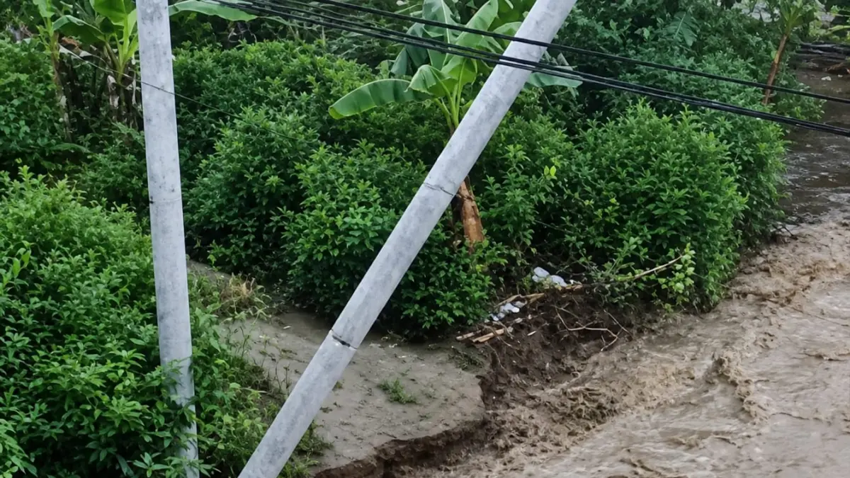 Banjir Ampana Robohkan Tiang Listrik, BPBD Tojo Una-Una Imbau Warga Waspada