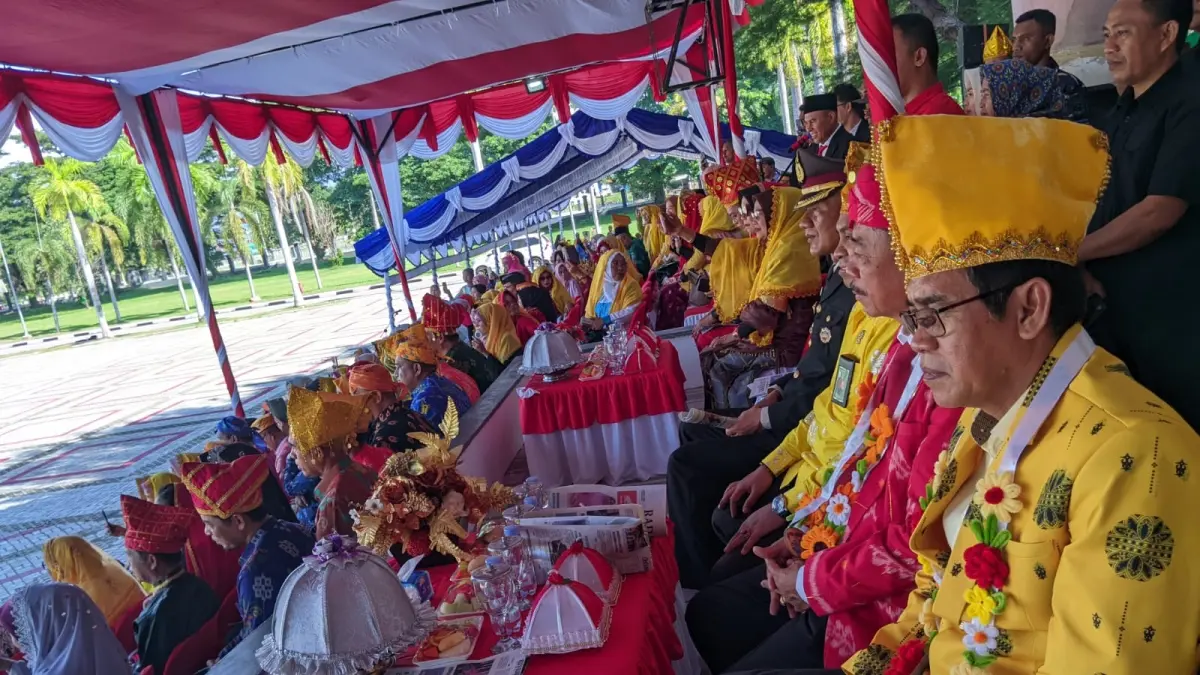 HIKMAD: Tampak Bupati Parimo, H. Erwin Burase, terlihat hikmad mengikuti prosesi upacara Hardiknas di Kabupaten Parimo, Sabtu (2/5/2026).(FOTO: RAHMAT FADHIL/RADAR PALU).