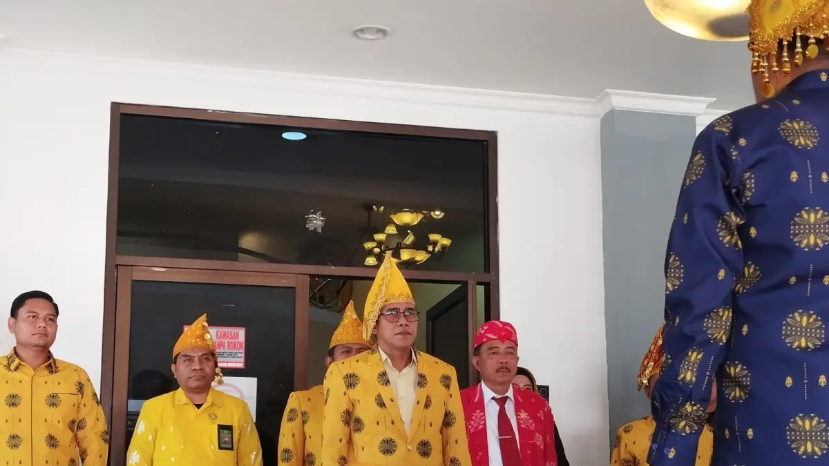 LAPORAN: Bupati Parimo, H. Erwin Burase, menerima laporan dari komandan upacara bahwa upacara Hardiknas sukses dilaksanakan, Sabtu (2/5/2026).(FOTO: RAHMAT FADHIL/RADAR PALU). 