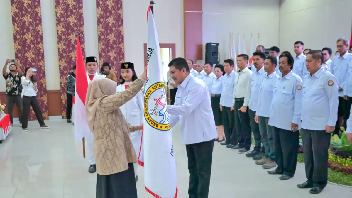 PENGUKUHAN: Wagub Sulteng, dr. Renny Lamadjido mengukuhkan ketua dan pengurus BAMAG Sulteng.(FOTO: HUMAS DPRD SULTENG/RADAR PALU).