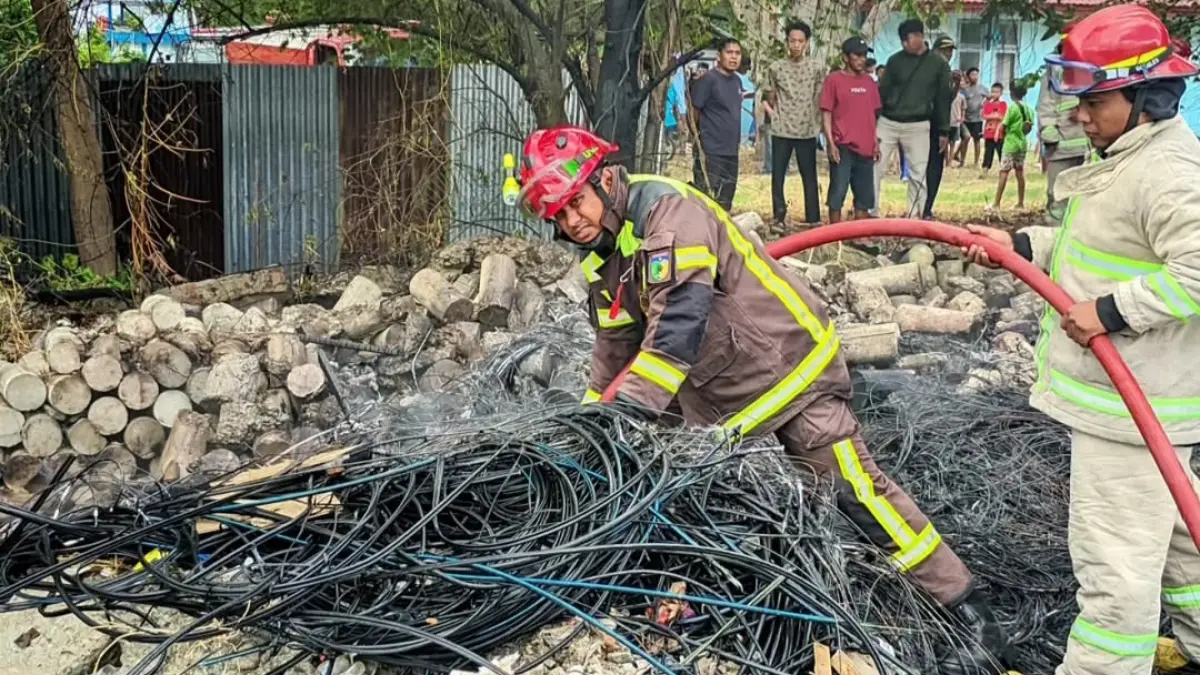 Petugas Dinas Pemadam Kebakaran dan Penyelamatan Kota Palu memadamkan api yang membakar tumpukan kabel bekas di Jalan Undata, Kelurahan Besusu Barat, Kecamatan Palu Timur. Dok.Damkarmatpalu