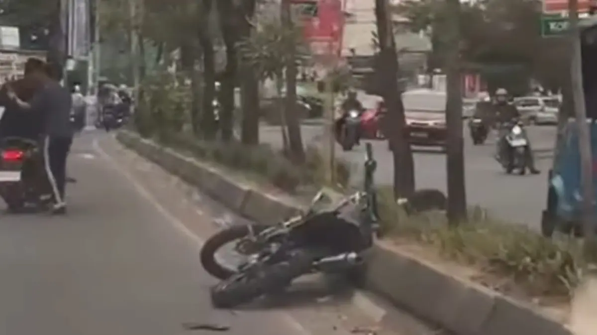 Sejumlah remaja terekam merusak sepeda motor warga di Jalan Urip Sumoharjo, Makassar, Jumat siang usai salat Jumat. (Instagram)
