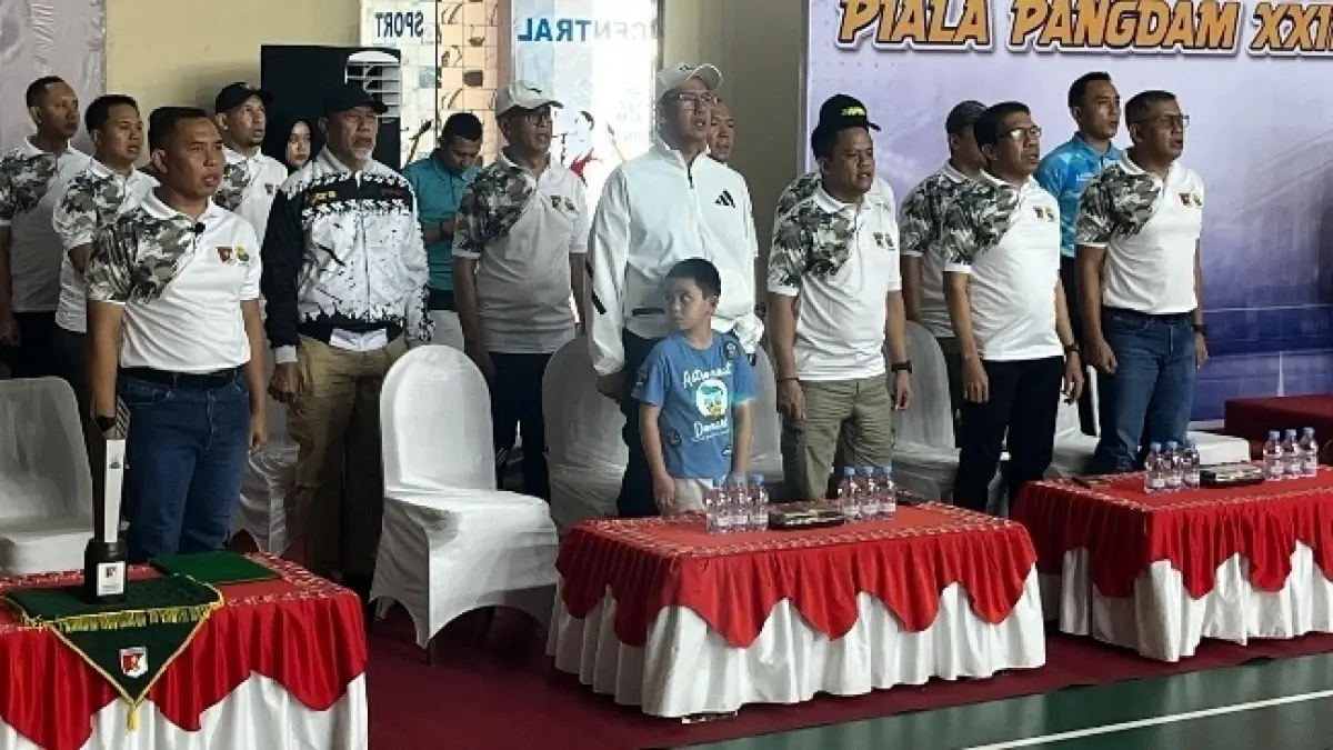 SEMANGAT: Ketua Komisi IV DPRD Sulteng, Hidayat Pakamundi (tengah), memunculkan aura semangat di Turnamen tennis Piala Pangdam XXIII Palakawira, Sabtu (2/5/2026).(FOTO: HUMAS DPRD SULTENG/RADAR PALU).