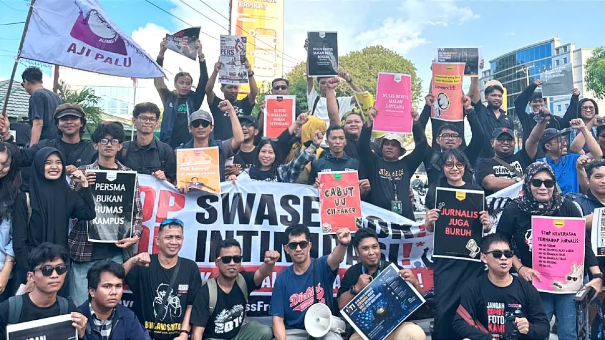 AKSI : Koalisi Rumah Jurnalis Sulawesi Tengah menggelar aksi memperingati Hari Buruh Sedunia (May Day) 2026 dan Hari Kebebasan Pers Sedunia, Minggu sore (3/5), di kawasan tugu nol kilometer.(PUTRA UNTUK RADAR PALU)