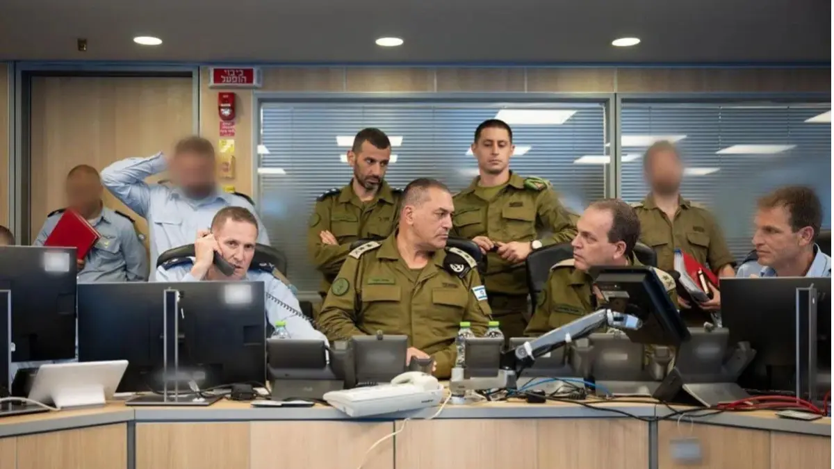 Foto ini yang dikeluarkan Angkatan Pertahanan Israel (IDF) pada 13 Juni 2025 ini menunjukkan kepala staf angkatan bersenjata Israel Eyal Zamir (tengah) mengawasi serangan IDF ke Iran di ruang situasi Angkatan Udara Israel. ANTAR/Xinhua/HO-IDF/aa.
