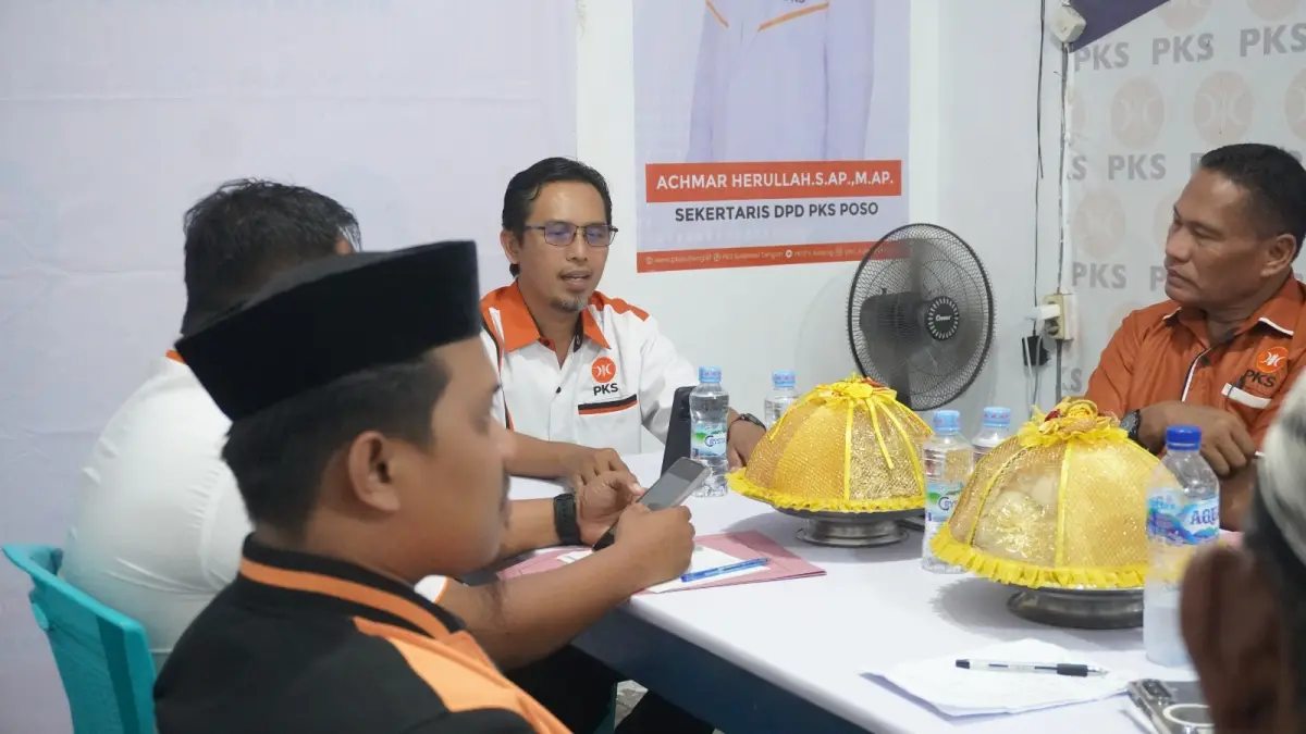 KUNJUNGI: Tampak sebuah diskusi kecil, dipimpin Ketua DPW PKS Sulteng, Muhammad Wahyudin SST, yang memulakan PKSM di DPD Kabupaten Poso, Sabtu (2/5/2026).