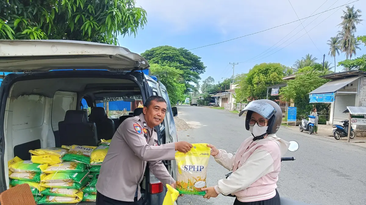  MEMBANTU: Personel Polres Parimo, melayani warga saat Gerakan Pangan Murah (GPM) di Kelurahan Kampal, Kecamatan Parigi, Sabtu (2/5/2026).(FOTO: ISTIMEWA/RADAr PALU). 