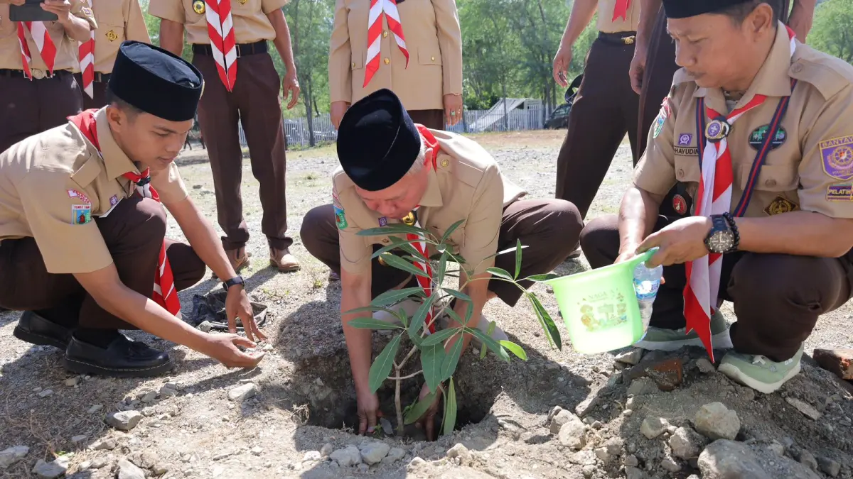 MENANAM: Di peringatan Hardiknas, Bupati Sigi Moh. Rizal Intjenae, menanam pohon untuk generasi mendatang.(FOTO: ANGEl SUMBARA/RADAR PALU).