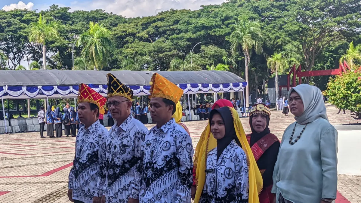 PENGHARGAAN: Bupati Parigi Moutong menyerahkan penghargaan kepada pejuang pendidikan daerah terpencil usai upacara Hari Pendidikan Nasional (Hardiknas) 2026 di halaman Kantor Bupati Parigi Moutong, Sabtu (2/5/2026).