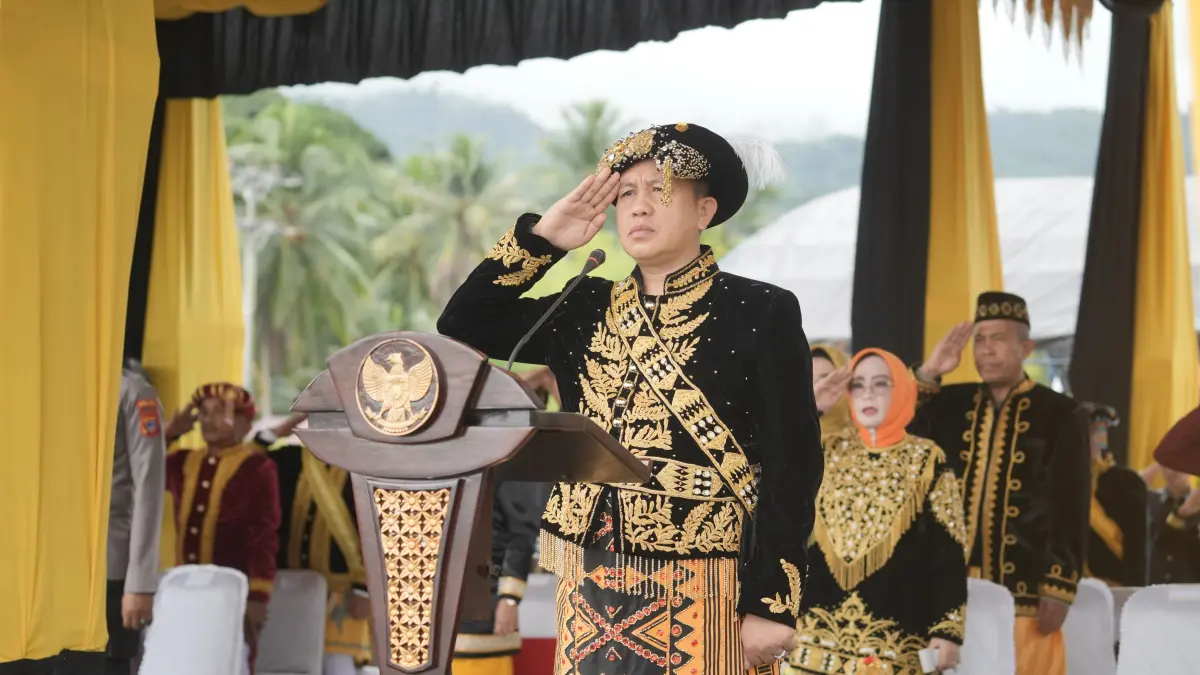 PENGHORMATAN: Bupati Morowali, Iksan Abdul Rauf, sedang memeberi penghiormatan di upacara peringatan Hari Pendidikan Nasional di Kabupaten Morowali, Sabtu (2/5/2026).(FOTO: SUPRIYONO/RADAR PALU).