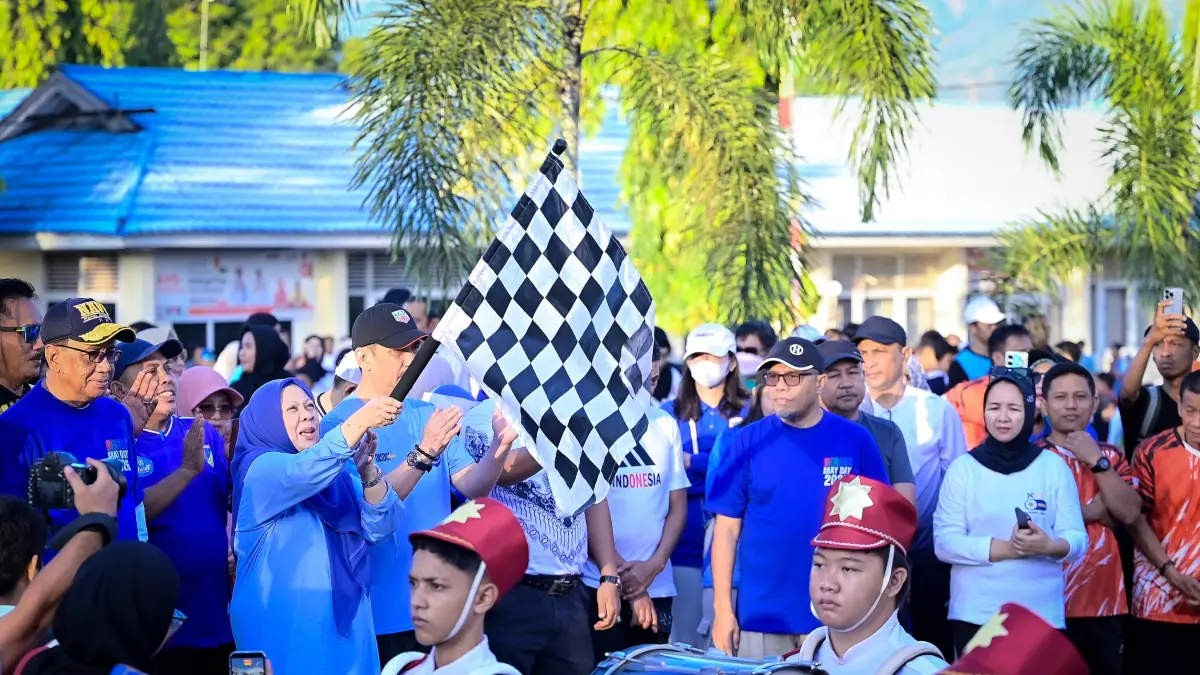 Reny Lamadjido melepas jalan sehat Hardiknas 2026 di Palu, ratusan warga ikut meramaikan kegiatan.(Ro. Adpim)