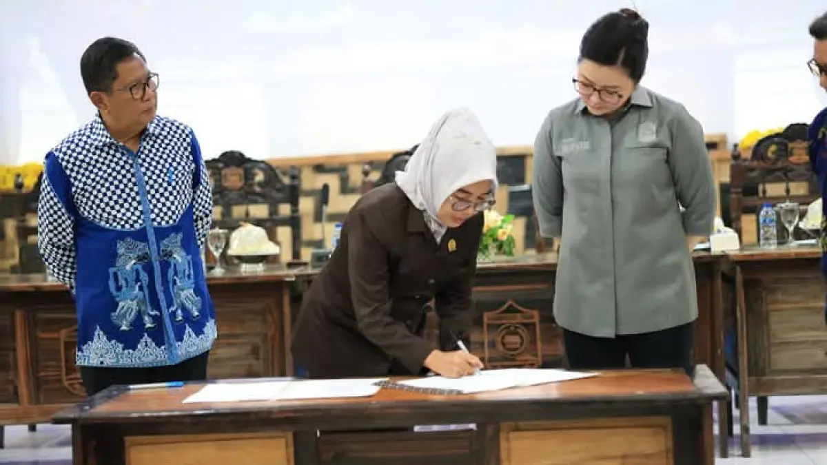 SYUKUR: Bupati Verna menyampaikan rasa syukur atas prestasi yang telah diraih Kabupaten Poso sebagai Peringkat Terbaik I se-Sulawesi Tengah,  dalam Evaluasi 8 Aksi Konvergensi Penurunan Stunting tahun 2025.(FOTO: BUDIYANTO WIHARTO/RADAR PALU).