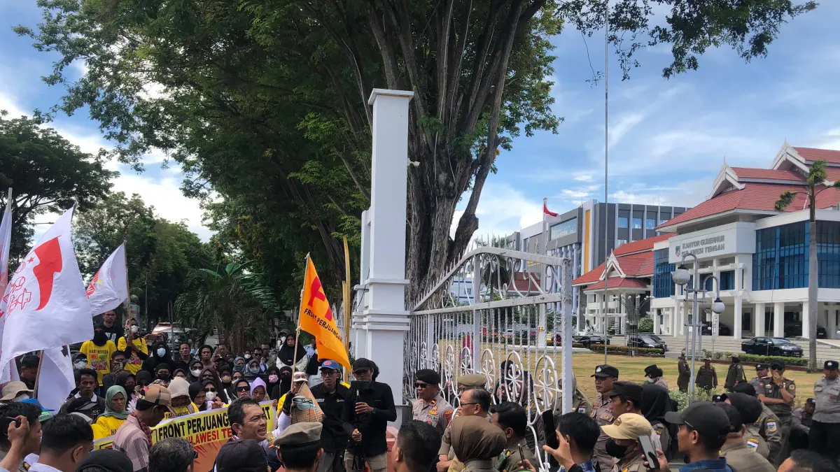 Aksi May Day di Palu, massa bawa 11 tuntutan dari isu global hingga THR honorer Donggala.(Andika Nur Hikmah/RADAR PALU)