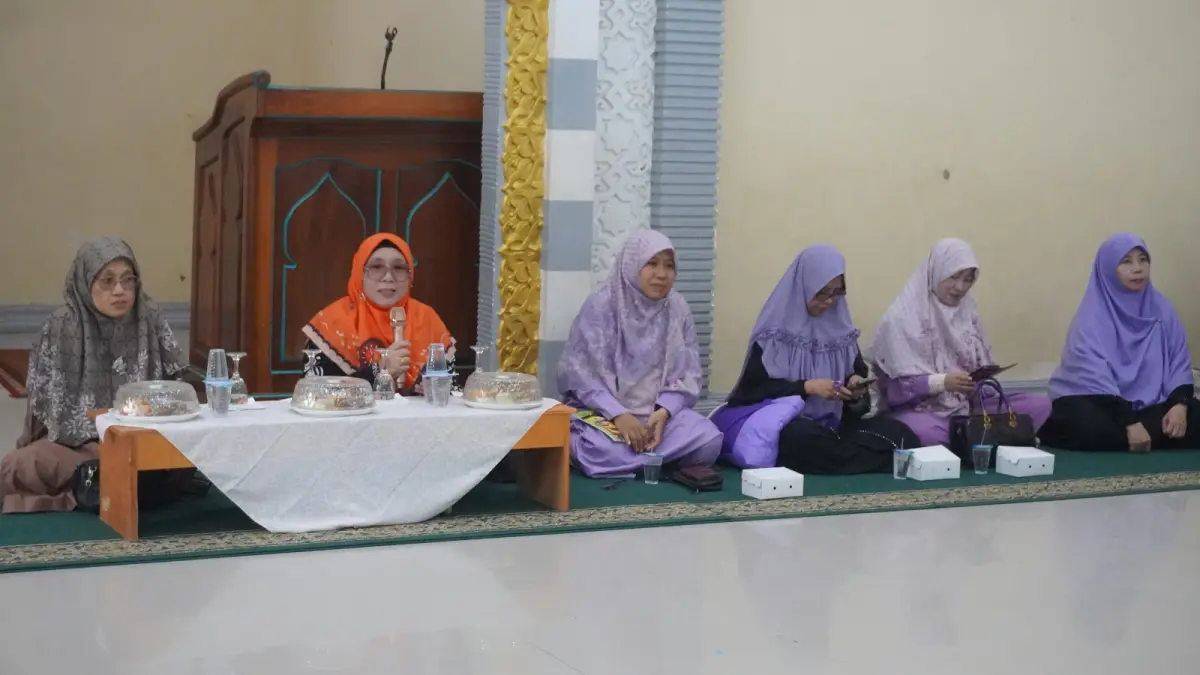 NARASUMBER: Ketua Fraksi PKS DPRD Sulteng, Hj. Wiwik Jumatul Rofiah didapuk menjadi narasumber dalam talkshow keluarga yang dilaksanakan PD Salimah Kabupaten Poso, dengan tema Menjadi Orangtua Cerdas dan Bijaksana.(FOTO: HUMAS FRAKSI PKS DPRD SULTENG/RADAR PALU).