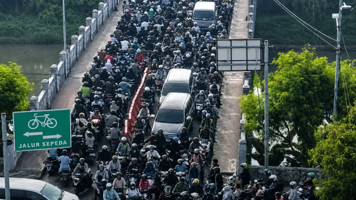 Cuplikan video jktinfo yang diunggah ulang Jawa Pos memperlihatkan antrean kendaraan mengular di KBT Rorotan, Jakarta Utara. (Instagram)
