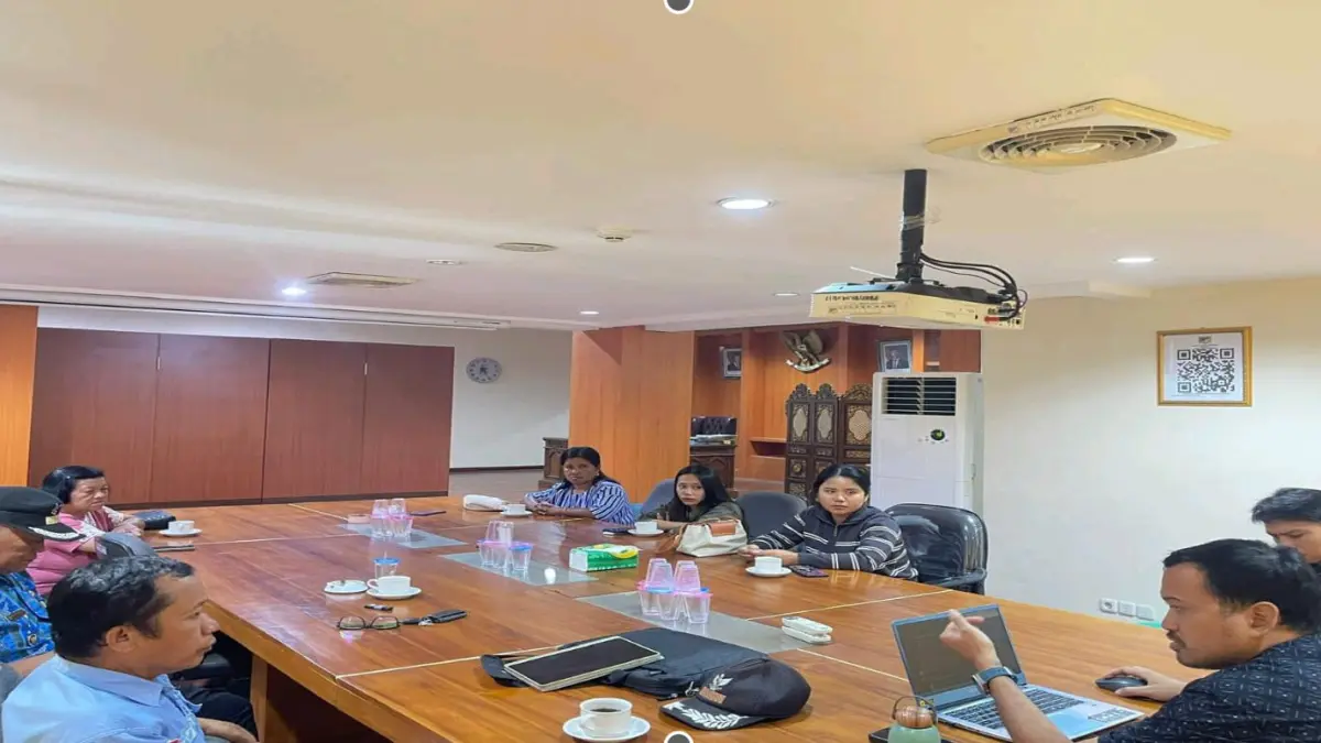 DATANGI: Solidaritas Perempuan Sintuwu Raya Poso bersama Pemdes dan masyarakat mendatangi kantor Satgas PKA di Kantor Gubernur Sulteng, Palu.(FOTO: ISTIMEWA/RADAR PALU).