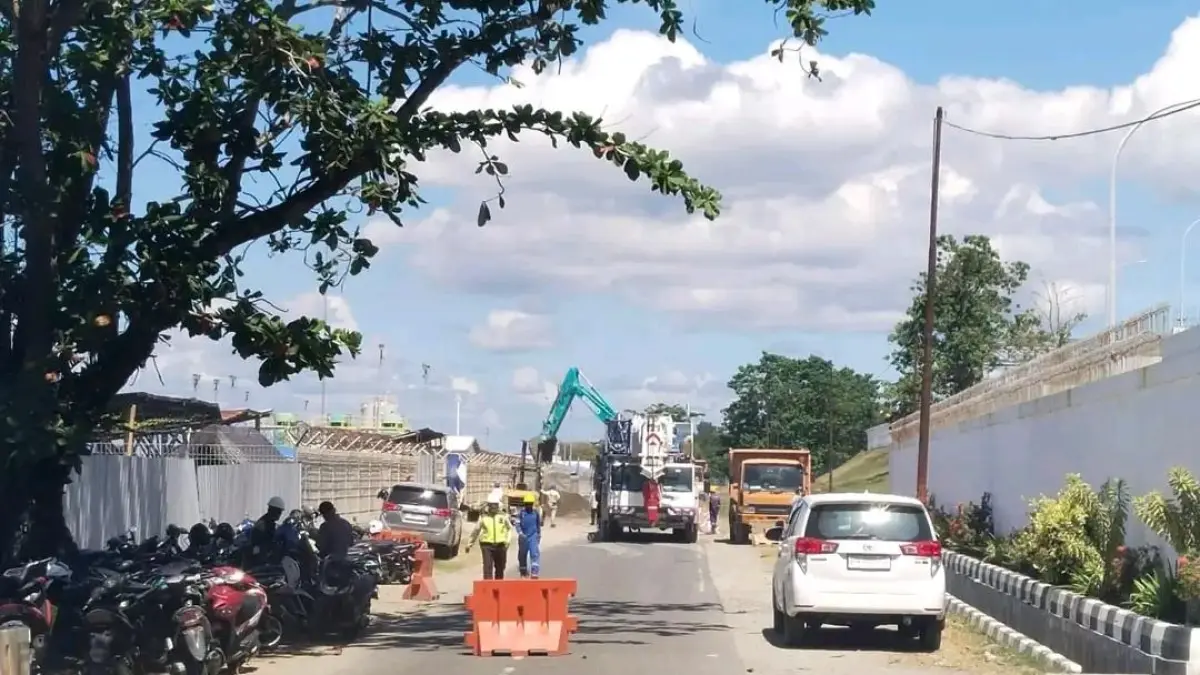 DISOROTI: Pengalihan arah lalulintas menjadi sorotan warga di Kabupaten Banggai.(FOTO: NENDRA PRASETYA/RADAR PALU).