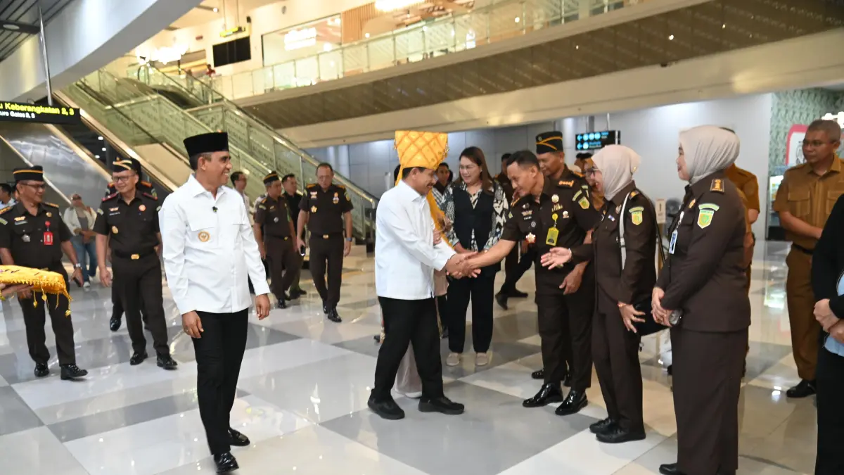 Gubernur Anwar Hafid sambut Kajati Sulteng Zullikar Tanjung di Bandara Palu, awal penguatan sinergi hukum.(Ro. Adpim Sulteng)