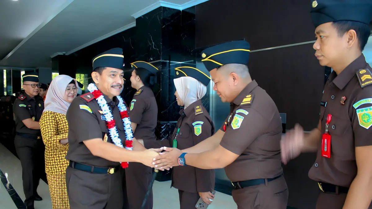 Kepala Kejaksaan Tinggi Sulawesi Tengah, Zullikar Tanjung, bersalaman dengan jajaran pejabat Kejati Sulteng saat prosesi penyambutan di Kantor Kejati Sulteng, Senin (4/5/2026).