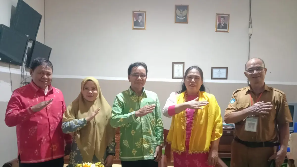 Kepala Sekolah SDN MT Madani Palu Hasan Mahmud Halibi (pertama dari kiri), Koordinator Pengawas Disdikbud Kota Palu, I Nengah Sukama (tengah), Ketua Panitia UAS SDN Madani, Marthen Ruruk (pertama dari kanan), Senin (4/5/2026).(Ade Safitri/Radar Palu)