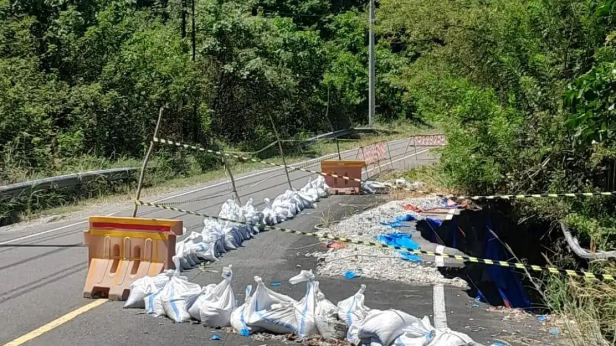 LONGSOR: Tampak lobang menganga di jalan strategis, longsoran belum ditangani serius.(FOTO: NENDRA PRASETYA/RADAR PALU).