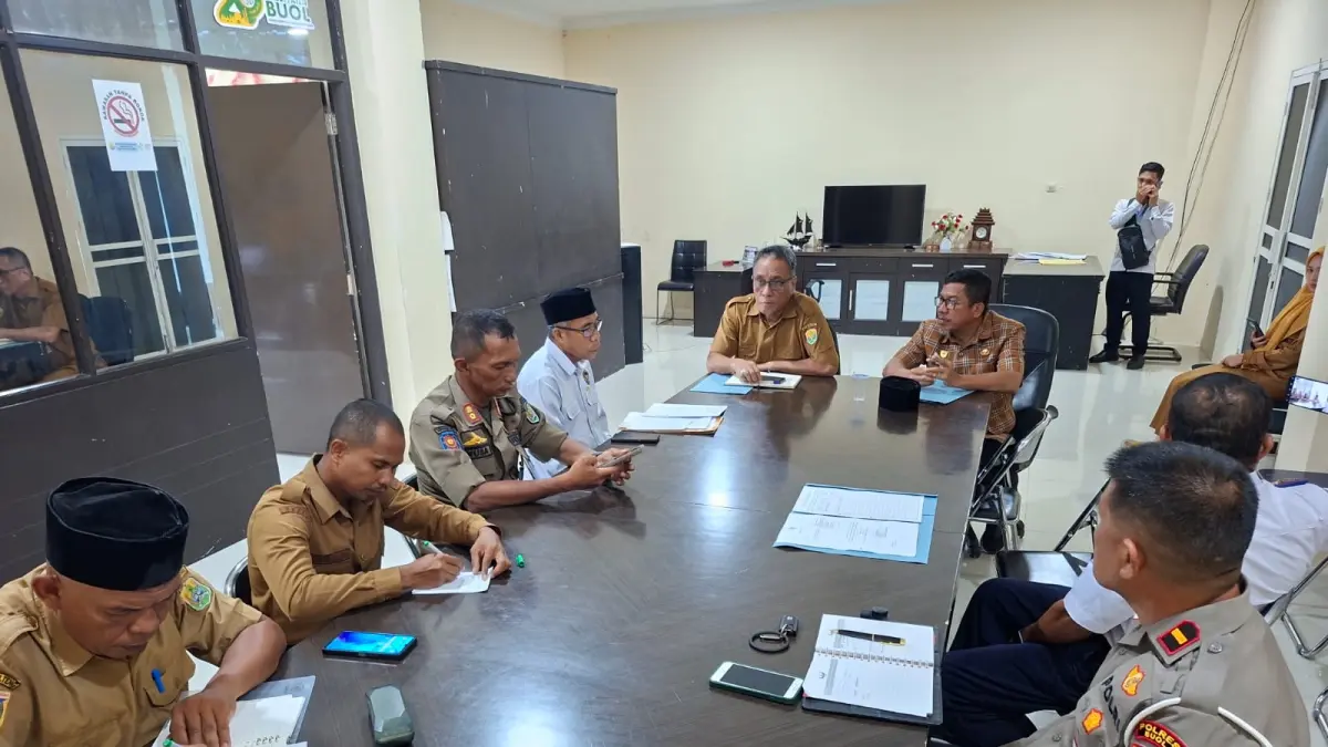 RAKOR: Wabup Buol, Moh. Nasir Daimaroto memimpin jalannya rakor membahas masalah pemebrangkatan jamaah calon haji dari Kabupaten Buol, Senin (4/5/2026).(FOTO: DINAS KOMINFO BUOL/RADAR PALU)