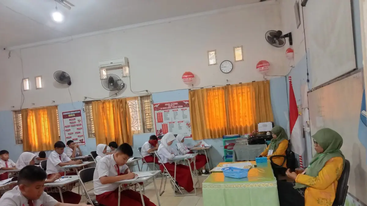Suasana pelaksanaan Ujian Akhir Sekolah (UAS) di SDN Model Terpadu Madani Palu, Senin (4/5/2026).(Ade Safitri/Radar Palu)