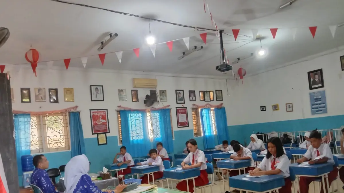 Suasana Ujian Akhir Semester (UAS) di SDN MT Madani Palu, Senin (4/5/2026).(Ade Safitri/Radar Palu)