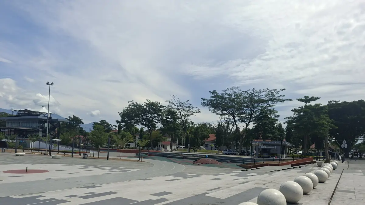 Taman Vatulemo ditutup dua hari, DLH lakukan pembersihan total dan pengecekan fasilitas.(Annisa Tri Yusnida/RADAR PALU)