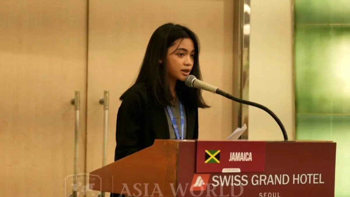 Aksi Aqila Darryl Rahma Raharjo, siswi SMPN 1 Sidoarjo saat menjadi delegasi Jamaika di ajang Asia World MUN Korea Selatan. Berhasil raih Honorable Mention usai bahas dampak AI bagi anak. (Foto: Dok. Pribadi/Radar Jatim)