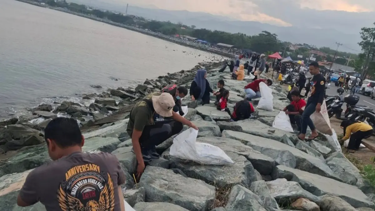 Aksi bersih pantai Honda Sulteng dan IMHP di Kampung Nelayan Palu, angkat sampah dan bantu petugas kebersihan.(Istimewa)