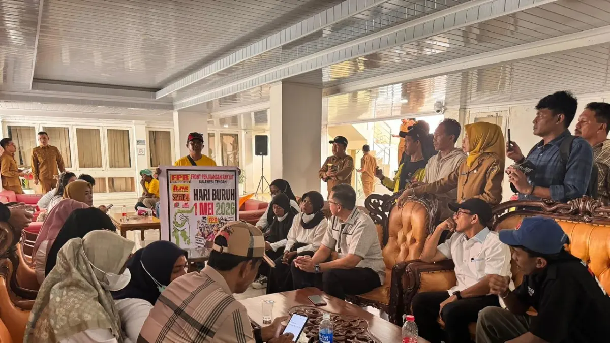 ALIANSI: DPRD Sulteng, menerima secara langsung perwakilan massa aksi damai yang tergabung dalam delapan elemen masyarakat.(FOTO: HUMAS DPRD SULTENG/RADAR PALU). 
